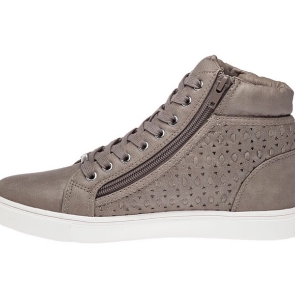 Steve Madden Shoes - Steve Madden high tops sneakers zippered